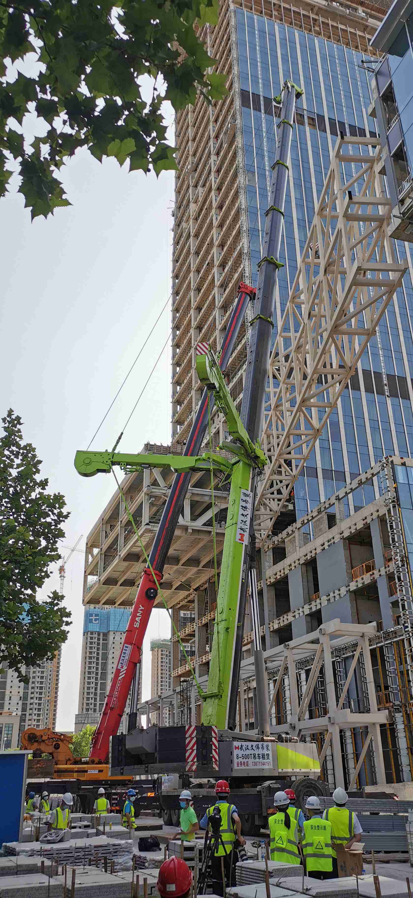 中交二航局总部大楼连廊吊装02.jpg
